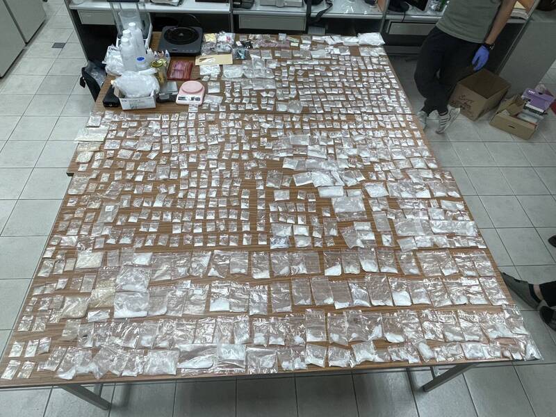 住家變製毒工廠!藏大批安非他命、依托咪酯 警清點蹲到腿痠