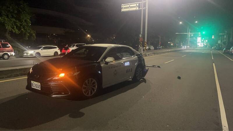 台中酒駕撞警車!賓士男肇事連環撞 警察處理事故公親變事主