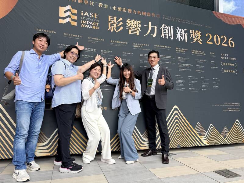 竹市富禮國中「玻光箭影」 奪IASE影響力創新獎