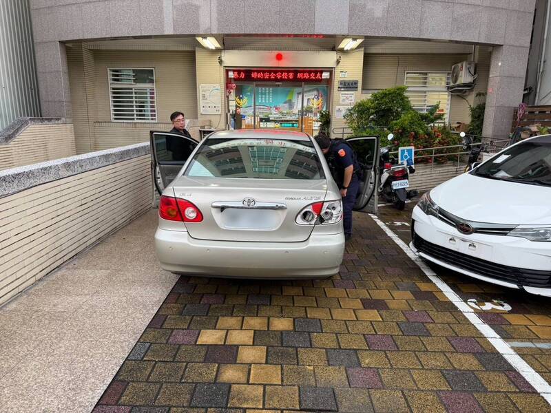 不滿左轉被前車擋道 高雄男子當街持球棒砸車進警局