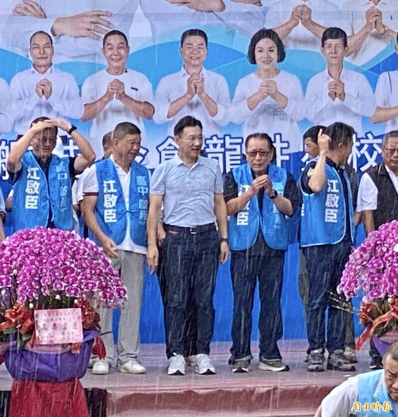 老天潑冷水!台中龍井江啟臣之友會全淋濕 他緩頰:風雨生信心
