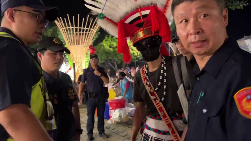 原民穿傳統服飾佩刀抗議花蓮王遭帶走 律師:警擴大解釋法令