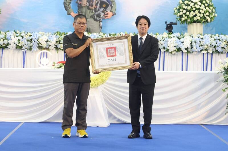 總統賴清德今前往花蓮頒贈褒揚令,表彰空軍第五戰術混合聯隊第二十七戰術戰鬥機作戰隊少校戰鬥機飛行官辛柏毅,由辛柏毅少校的父親辛進裕代表接受。(總統府提供)