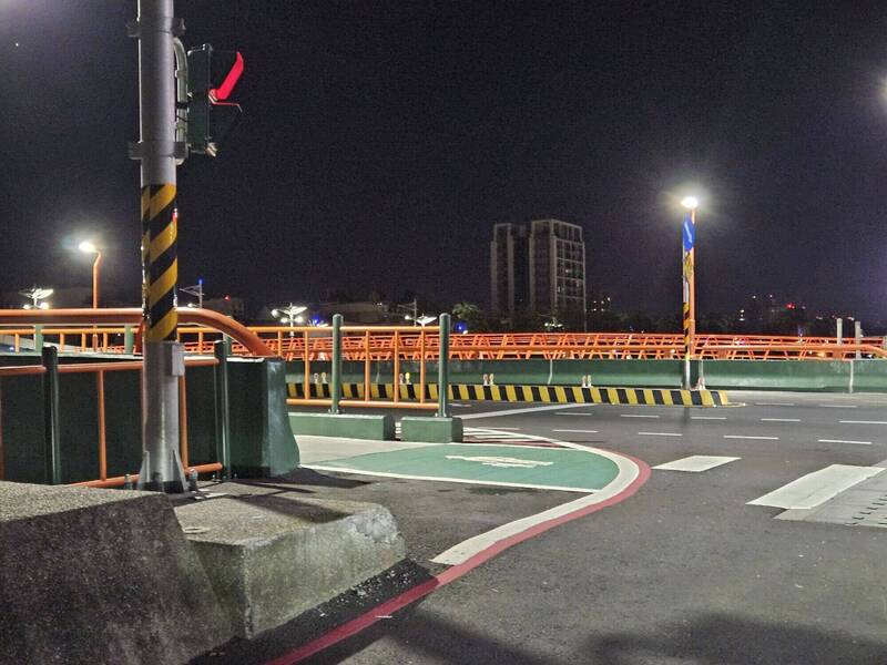 高雄路口石墩3個月被撞3次!民眾控市府擺爛 交通局回應了