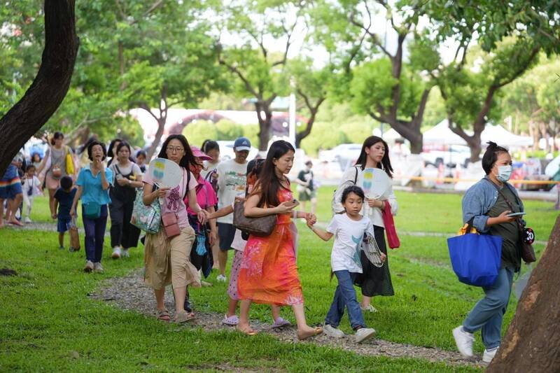城市應援原鄉 鄭朝方揪市民送暖尖石五峰受災果農