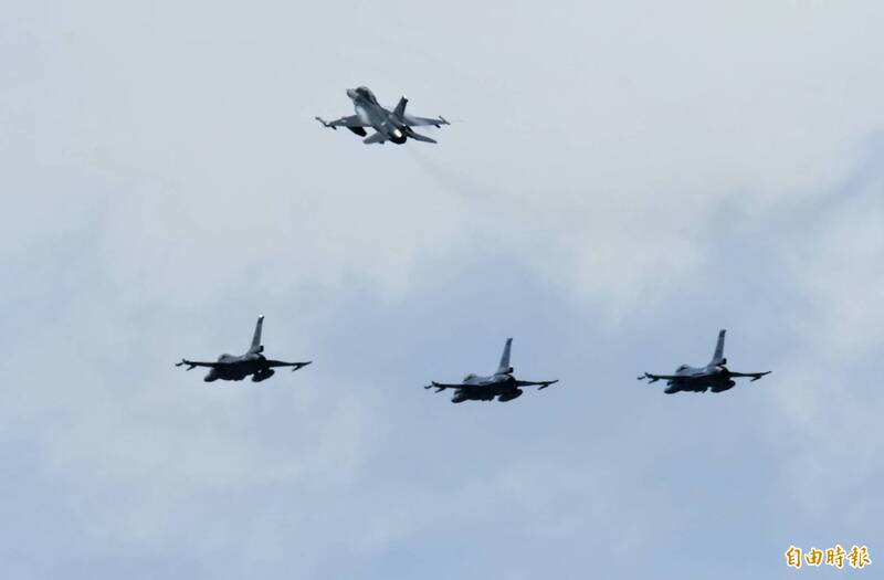 飛官辛柏毅告別式 花蓮基地4架F-16「缺席隊形」致敬