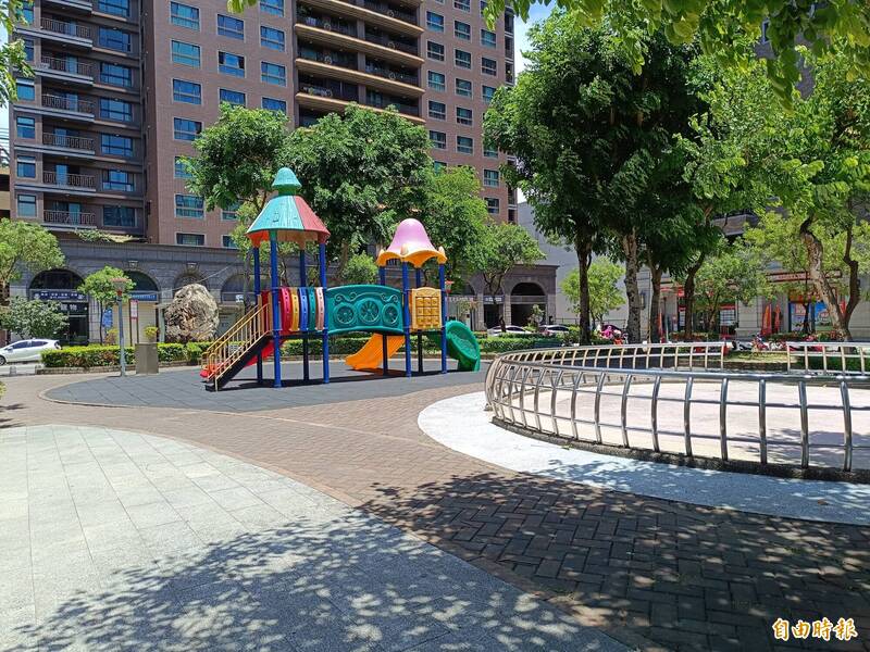 男子公園強拖、摔童引眾怒「沒耐心別生」 桃警通報社會局介入