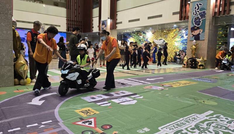 中籤率不到5%!台中超搶手「小小警察體驗營」登場 警犬、帥娃萌翻