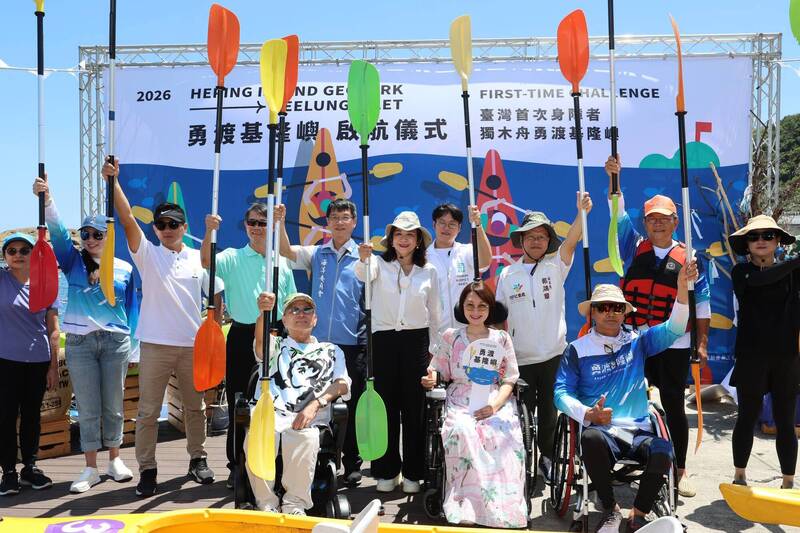 26位輪椅勇士獨木舟勇渡基隆嶼 實踐海洋平權
