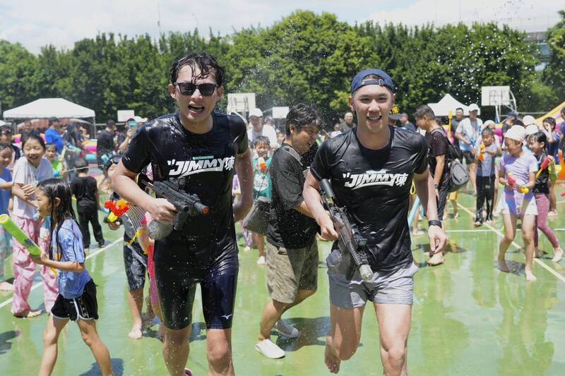 陳世軒新莊辦水樂園與親子同歡消暑 黃國昌扮大魔王慘被水槍攻擊