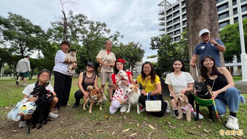 台南寵物同樂會變裝走秀 寵物雞也來逗鬧熱