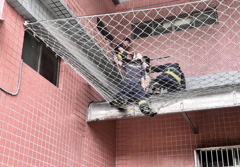 太幸運!台中10歲女童跌出4樓窗戶 2樓防護網接住她