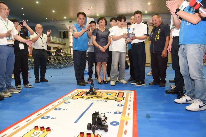竹竹苗82隊機器人苗縣競技 鍾東錦:力挺無人機計畫