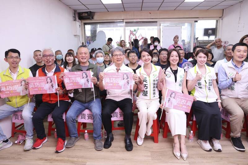 被外界視為「美女刺客」的民主進步黨基隆市中山區市議員參選人吳巧瀅,今天(19日)舉辦服務處成立茶會。(吳巧瀅提供)