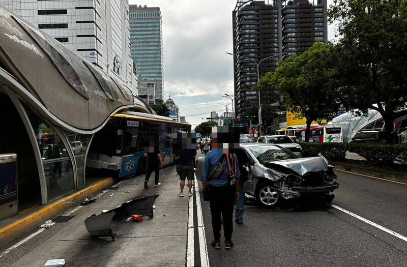 台中兩自小客相撞 波及公車撞進BRT車站4傷送醫