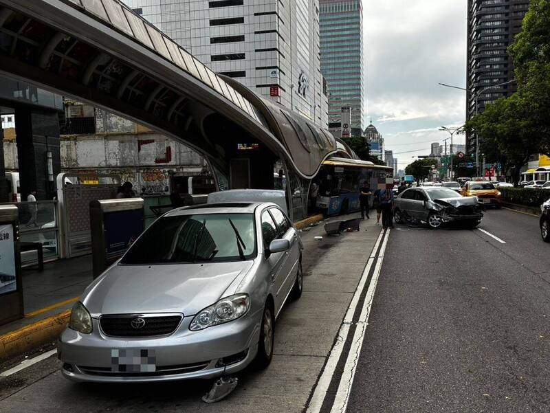 台中市鍾姓男子違規行駛公車專用道,變換車道時發生車禍,並波及王姓男子駕駛的公車,造成公車失控撞進BRT車站,共有4人受傷送醫。(記者陳建志翻攝)