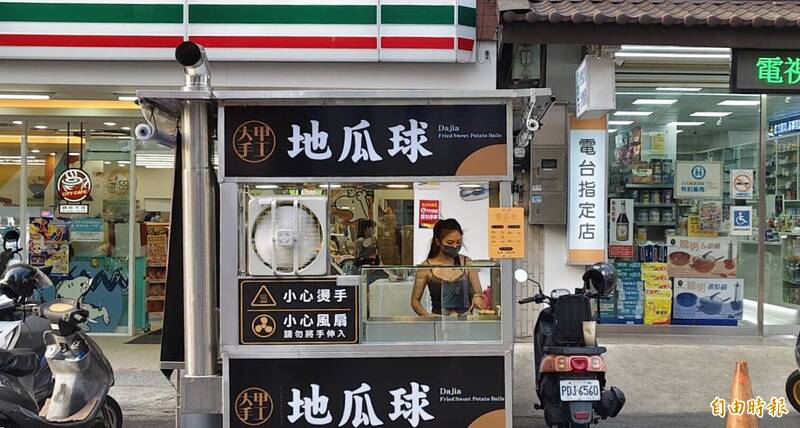 大甲地瓜球闆娘「超凶細肩帶」消暑 重機揪團朝聖一次買15包