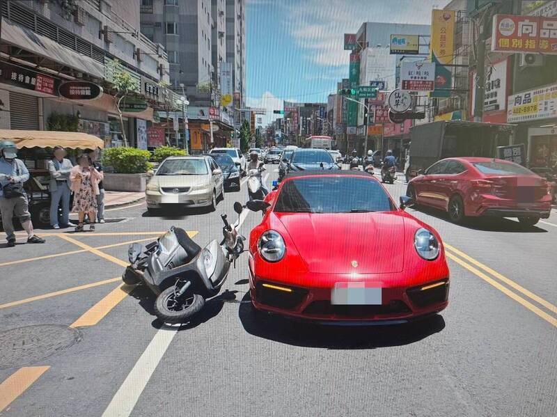 閃避臨停開車門 中壢外送員衰撞保時捷「刮一長條」