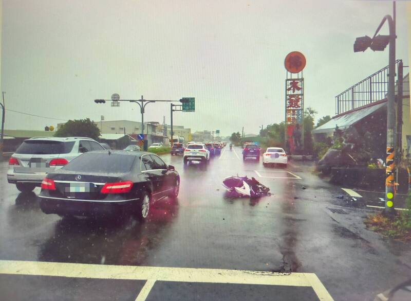 疑未禮讓直行車 休旅車左轉撞飛騎士