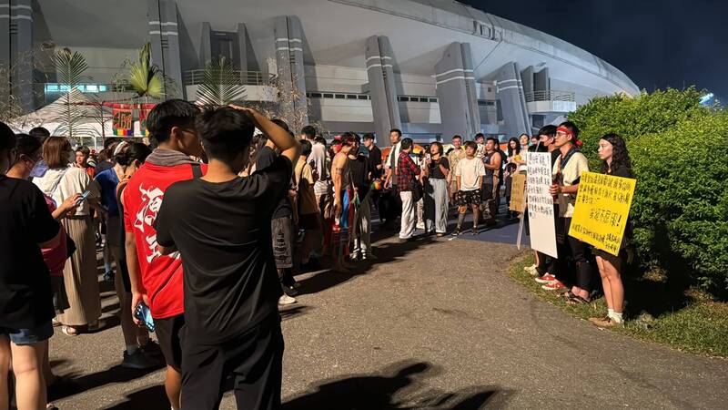 花蓮縣府豐年節最後1夜 4人續聲援舉牌抗議