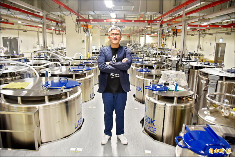 台灣人體生物資料庫資訊長蘇明威指出,超低溫液態氮檢體凍存區設定在零下196度,主要用來長期保存台灣人檢體。(記者吳柏軒攝)