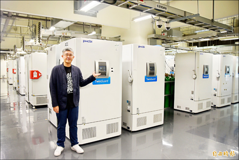 台灣人體生物資料庫資訊長蘇明威表示,機構設有70幾台冰箱,已零下70度低溫保存檢體,可供研究使用。(記者吳柏軒攝)