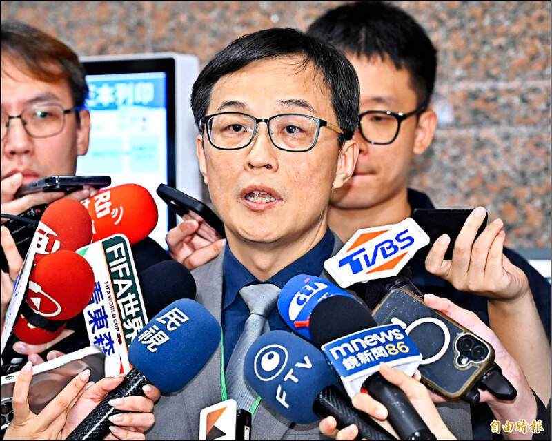 食藥署姜至剛指出,食藥署業務不只有食品安全,也涵蓋藥品及醫療器材管理,相關預算遭刪,將對食藥行政業務造成明顯衝擊。(記者塗建榮攝)