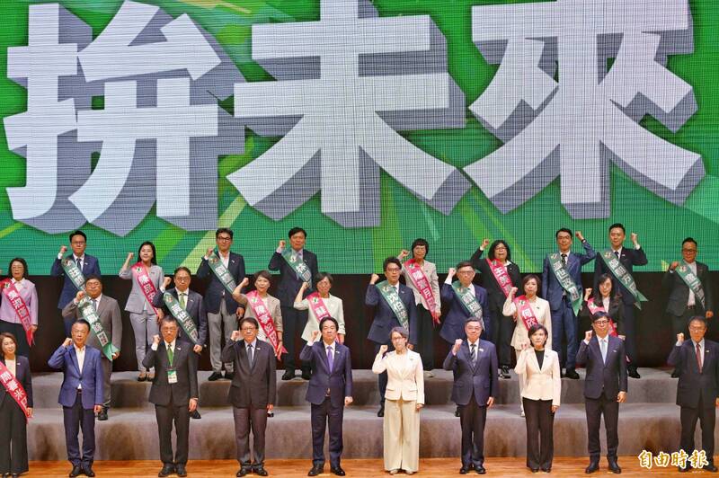 2026吹響號角!賴清德全代會親授戰旗 合體19縣市參選人誓師
