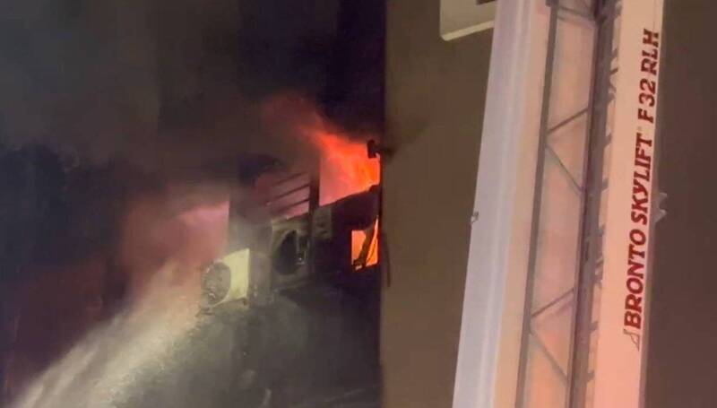 好消息!台中台灣大道惡火 救出頂樓6人嗆傷送醫