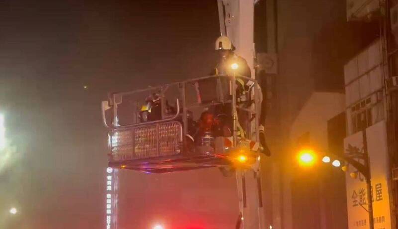 台中市消防局出動雲梯車陸續將6人救下送醫。(民眾提供)