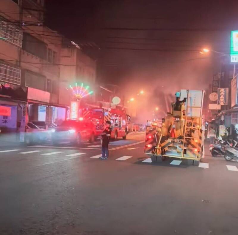 宜蘭市泰山路金紙行深夜火警 2人受困2樓陽台