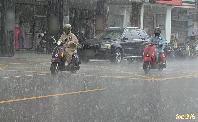 西南風水氣偏多 高雄不定時下雷陣雨