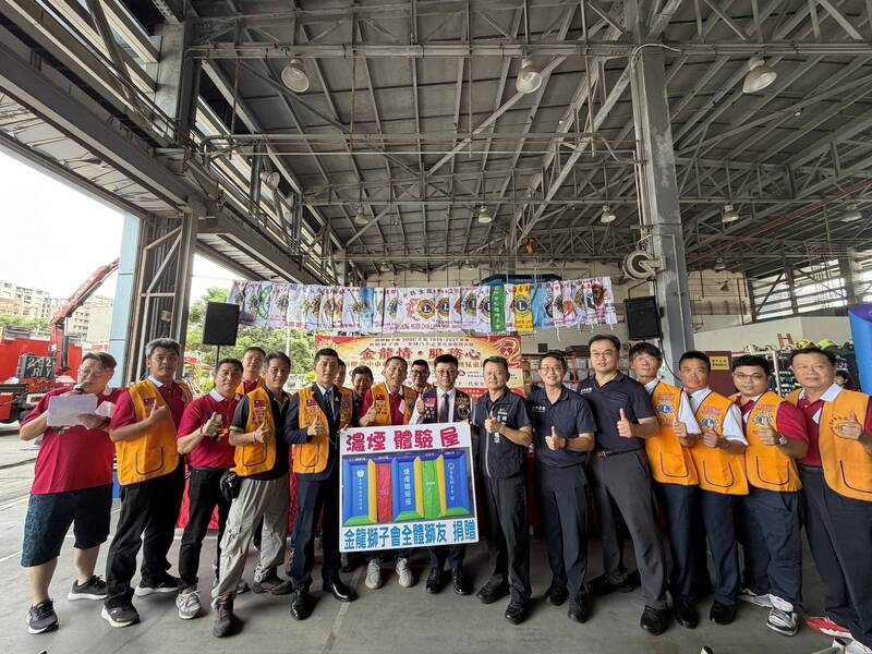 金龍獅子會捐贈濃煙體驗帳 中市梧棲消防隊將用於校園防火等宣導