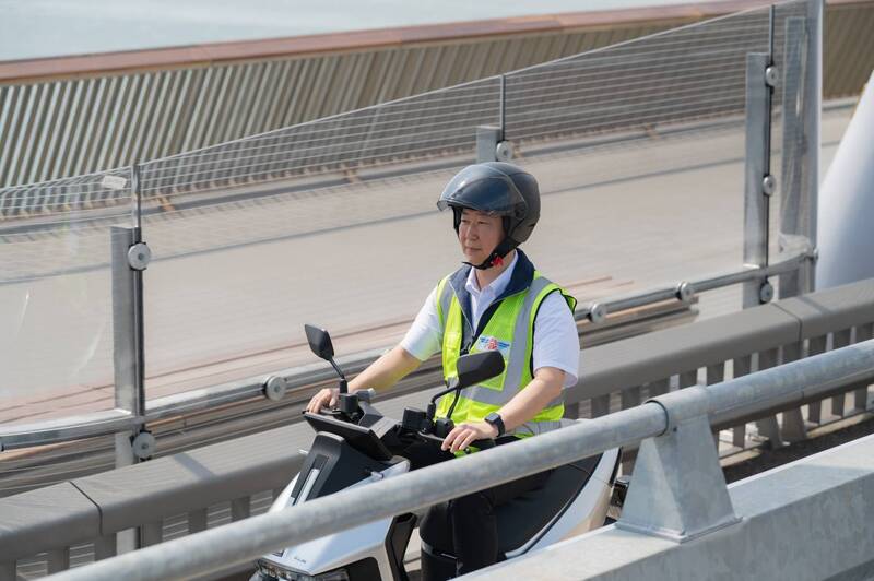 陳世凱騎機車被質疑「手放錯位置」 交通部還原內幕