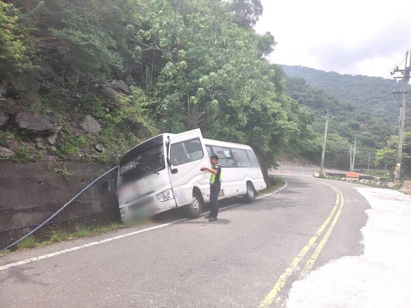 高雄客運滑落茂林高132線水溝 車身傾斜幸無人傷