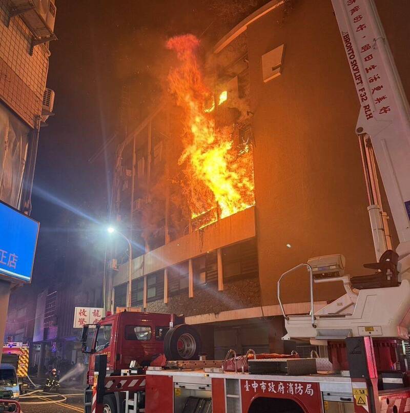鄧麗君曾來駐唱!台中「西北大飯店」大火狂燒3個多小時救出6人