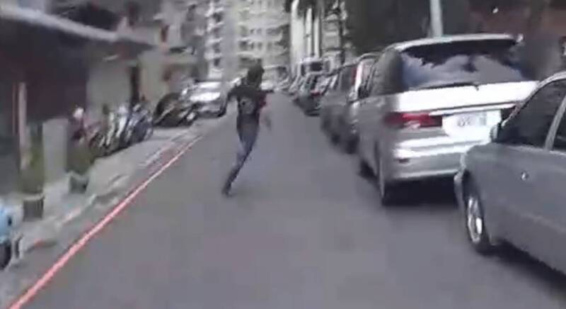 高雄失聯移工無照騎車拒檢逃逸 重罰12萬2400元
