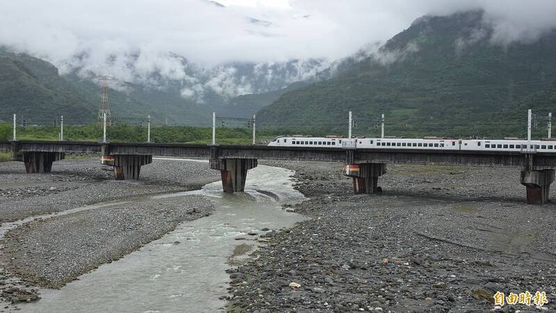 萬里溪堰塞湖水位隨降雨變動 台鐵列車今天全線正常行駛