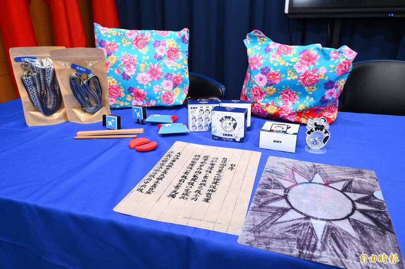 國民黨全代會推出「客家花布提袋」、「原民風手機繩」等相關小物。(記者陳逸寬攝)