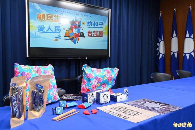 國民黨全代會推出「客家花布提袋」、「原民風手機繩」等相關小物。(記者陳逸寬攝)