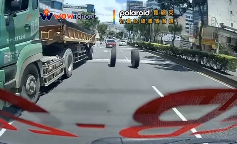 馬路驚見「血滴子」!砂石車2後輪行駛中脫落狂滾擊中計程車