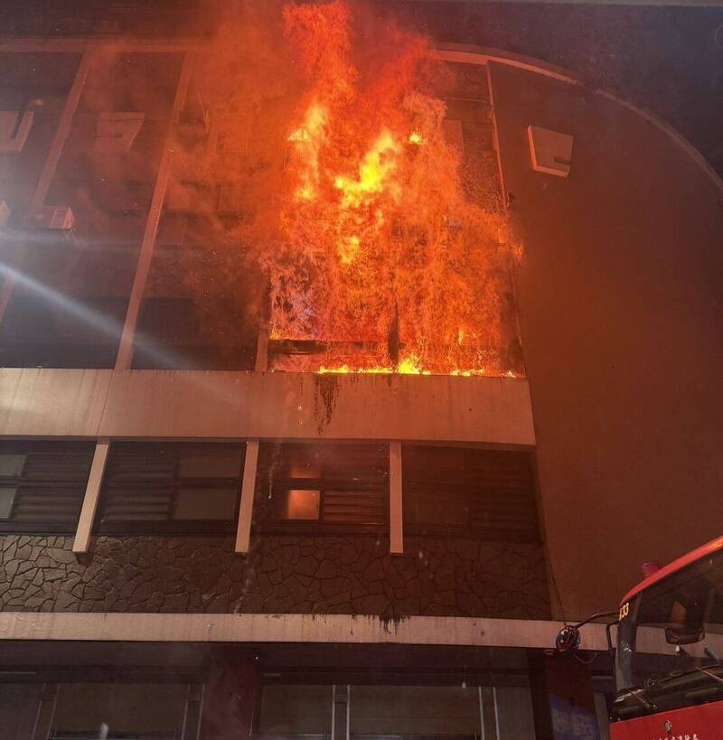 台中市中區的「西北大飯店」,摩登的外觀、獨特的建築立面,半世紀前曾是「最潮飯店」,昨晚卻遭遇祝融陷入火海。(記者陳建志翻攝)