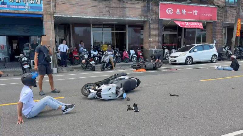 2機車路口碰撞零件噴飛 基隆婦當場倒地送醫