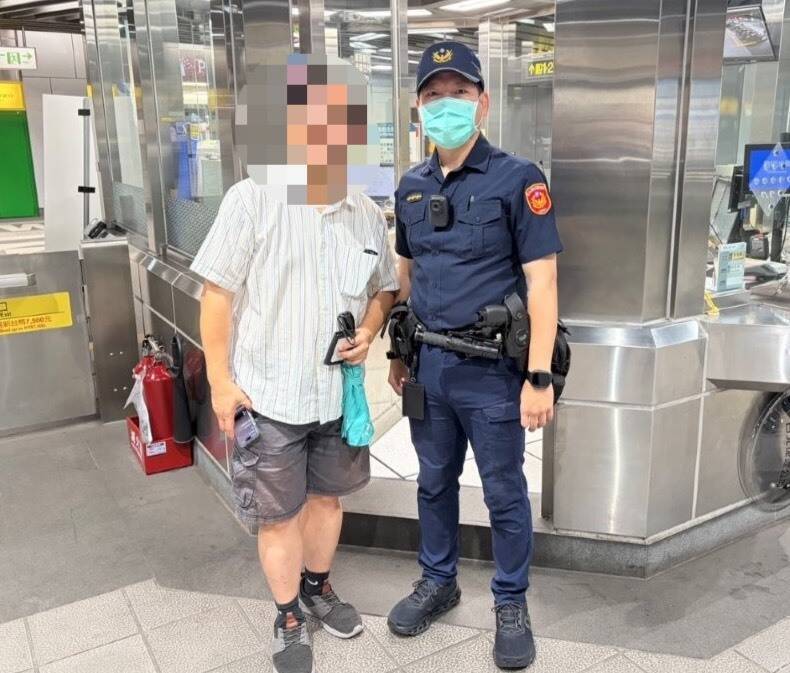 7旬翁搭北捷粗心掉皮夾 捷警迅速尋回分文未少