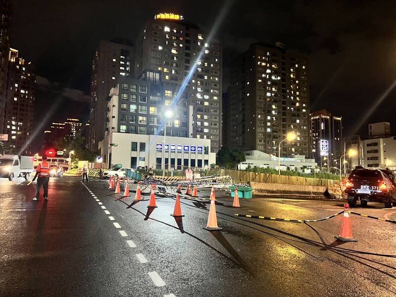 工程車斗勾倒紅綠燈桿 龜山路口搶修近10小時