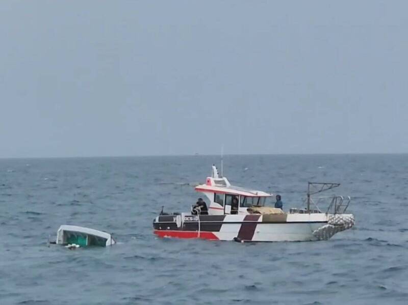 澎湖漁船深夜擦撞半沉 海巡馳援戒護協調救難船拖救
