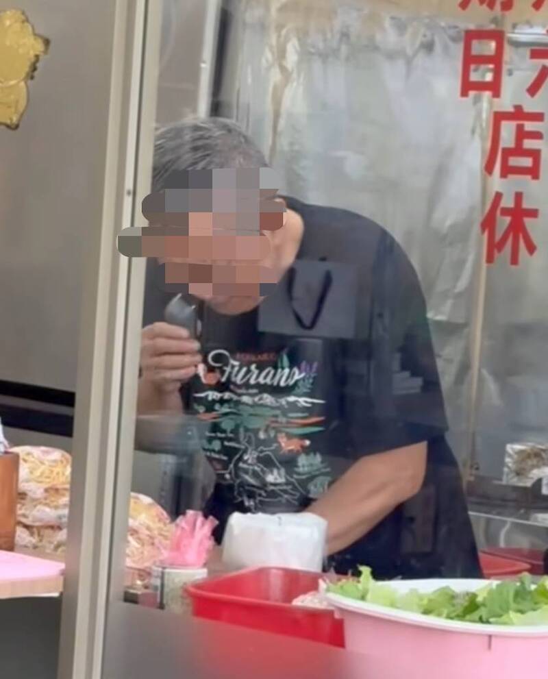 「鬍鬚髒」?桃園小吃店老闆疑似備料邊刮鬍子 食安屢遭檢舉