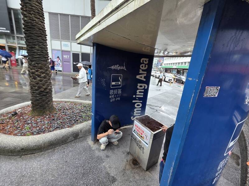 中年男進吸菸區「邊抽邊抖」 基隆警逮人搜出毒煙彈