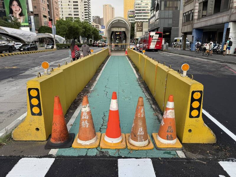 中市公車撞科博館站候車設施 交通局:出口二暫時封閉儘速修復
