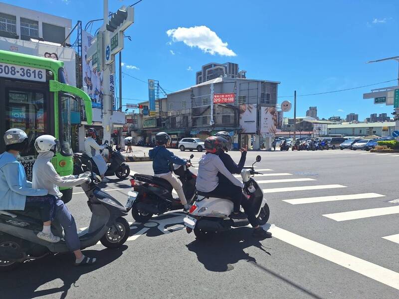 台中暑假抗曝曬!4大幹道67處路口試辦「紅燈減秒」